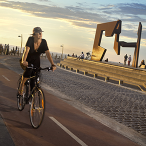 Cycling friendly San Sebastian with miles of bike lanes. Photo: San Sebastian Tourism, Bidegorri_Oteiza 